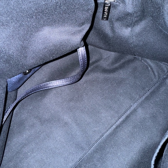 Chanel Caviar Navy Leather tote bag - Large CC embossed logo on front - Picture 12 of 13